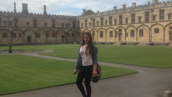 Vezi cum a ajuns o fata obisnuita dintr-o comuna din Bistrita sa studieze la cel mai tare colegiu din Oxford!