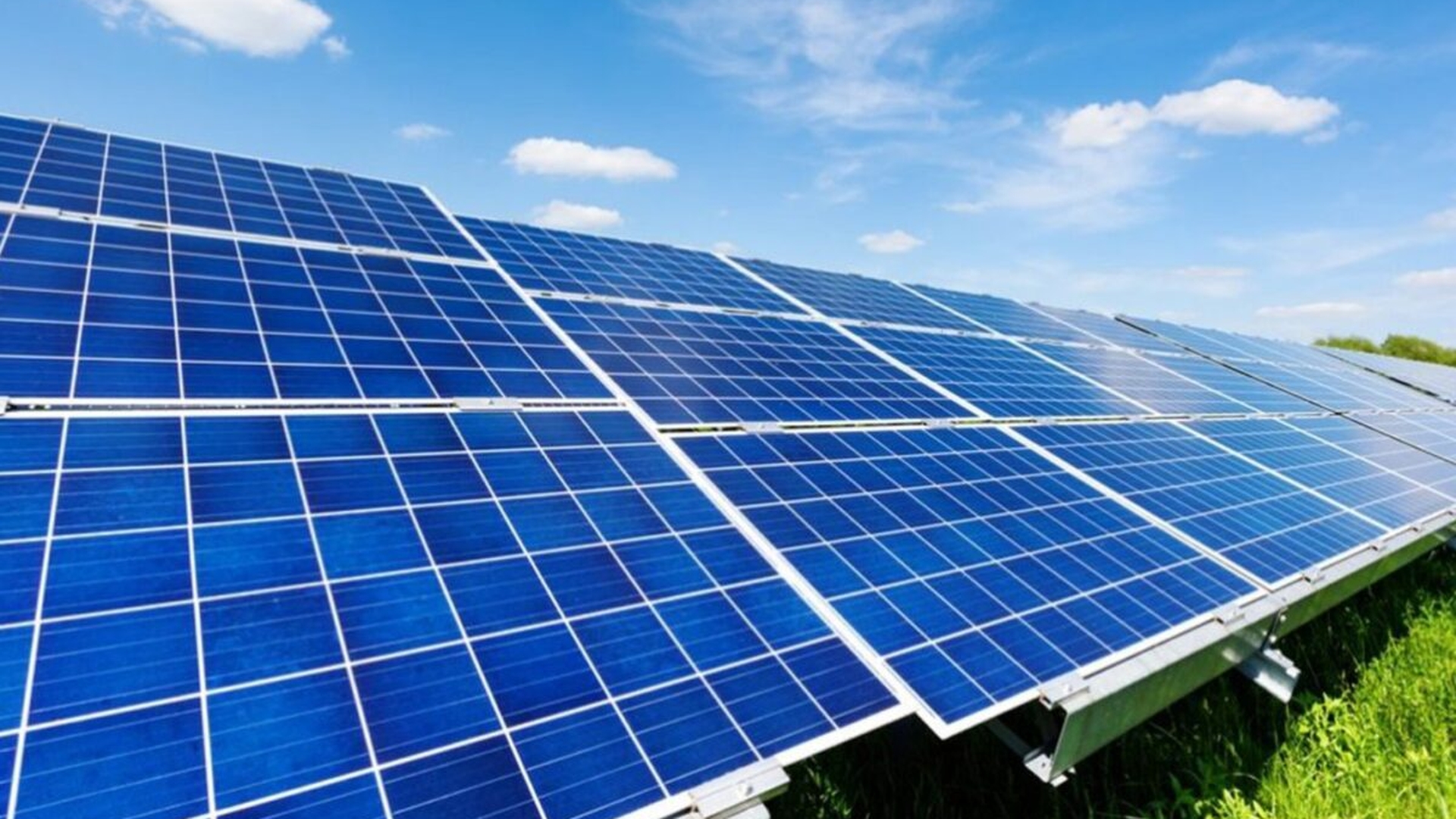 Veste bună pentru românii care vor să-și monteze panouri fotovoltaice sau pompe de căldură. Legea a fost promulgată