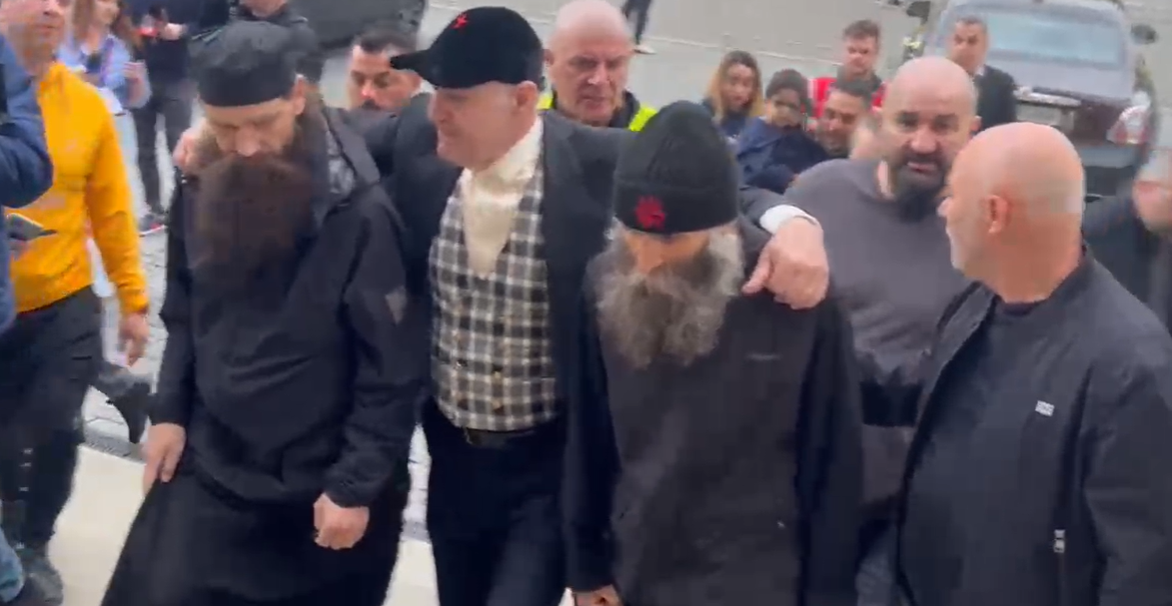 Gigi Becali și cei doi călugări alături de care a mers însoțit la Arena Națională / Foto: Captură Video