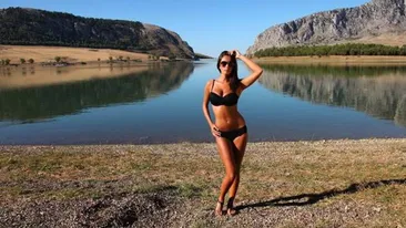 Imagini fierbinţi cu o gimnastă din România. A pozat în sânii goi, în ipostaze incendiare

