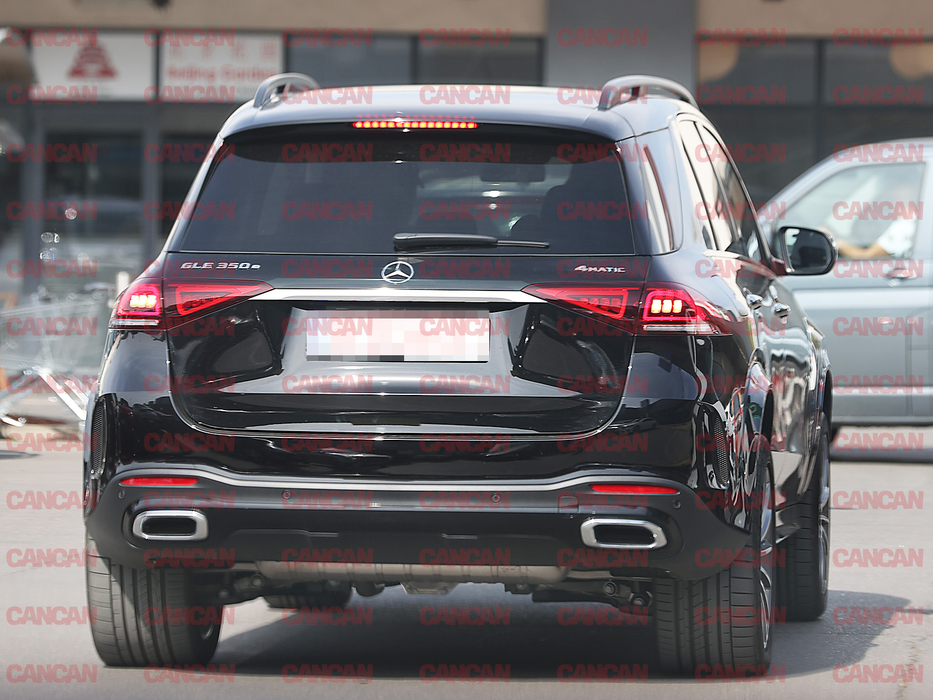 Adela Popescu și Radu Vâlcan și-au achiziționat un Mercedes GLE 350e, în valoare de 100.000 € (Foto: CANCAN.RO)