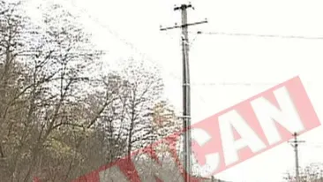 Ca la noi! Stalp de electricitate IN MIJLOCUL SOSELEI!