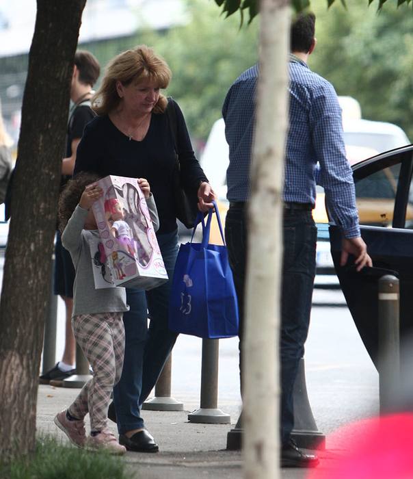 Maria Băsescu şi nepoţica ei se pregătesc să intre în maşină