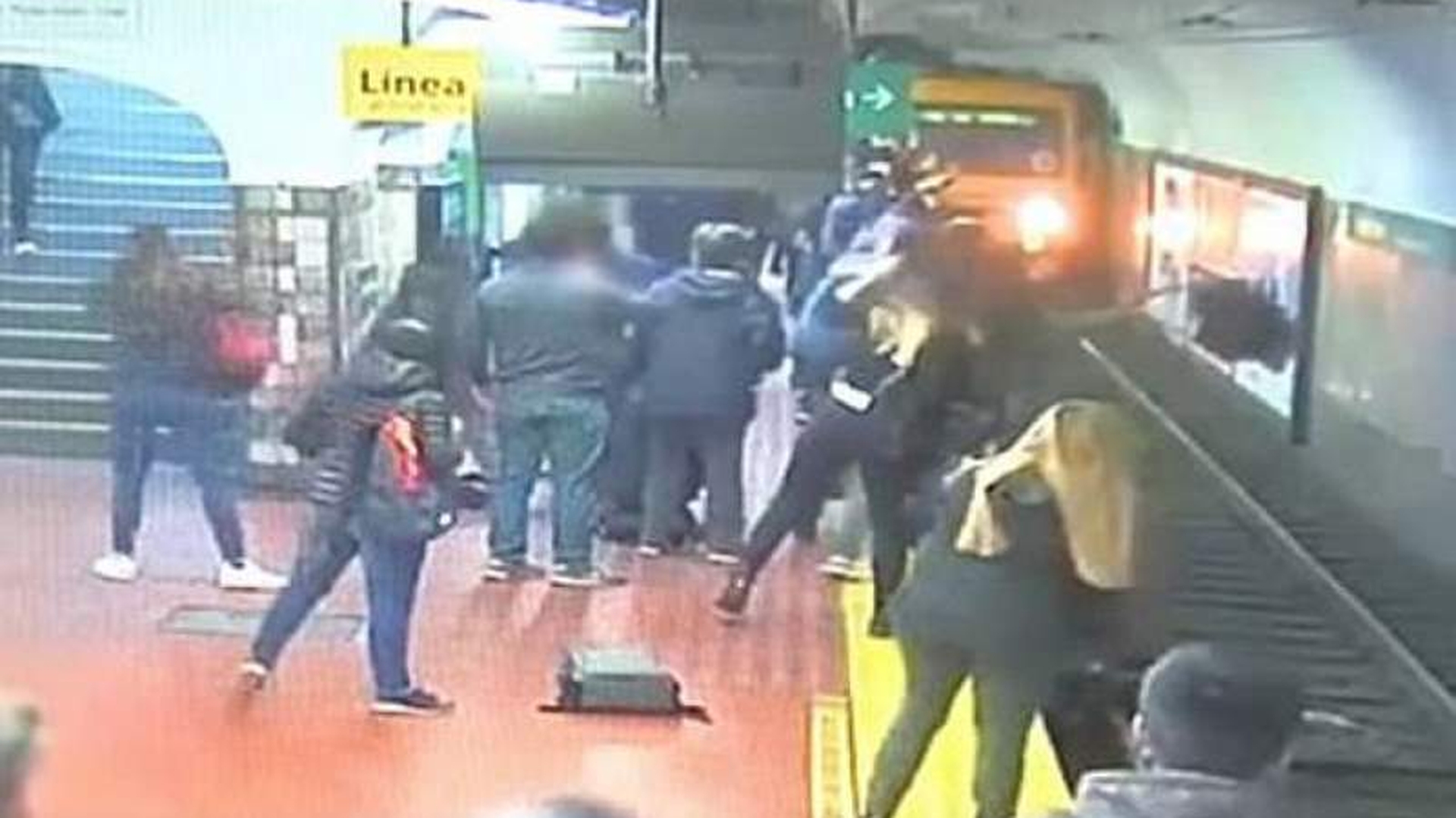 Cazul "Magdalena Șerban" s-a repetat! O femeie a fost împinsă în fața metroului