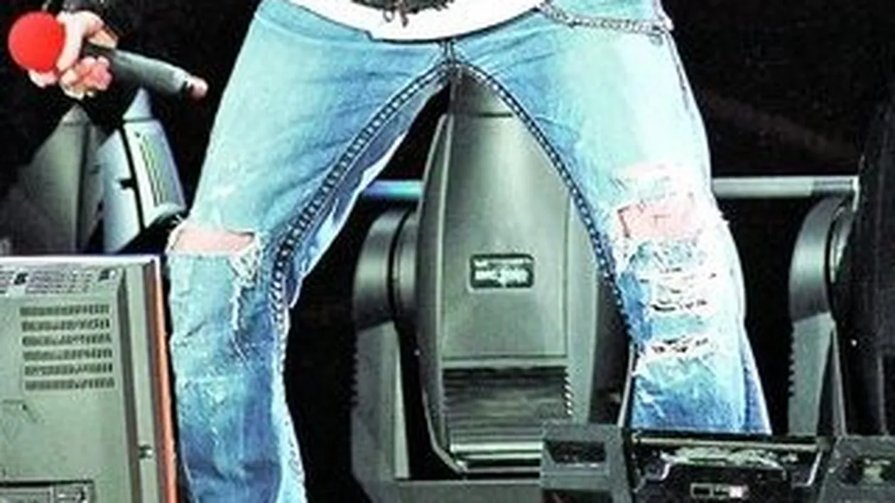 La Moscova s-a ales cu vanatai, la Paris a fost jefuit! Ce-o sa pateasca la Bucuresti?Axl Rose are ghinioane pe unde concerteaza