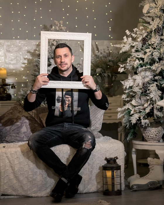 Flick, poezie fabuloasă despre o tânără care s-a îmbogățit din videochat! Fanii Domnului Rimă i-au sărit în cap, iar el le-a răspuns