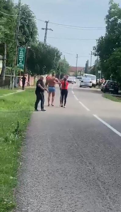 Scene șocante între polițiști și mai mulți bărbați în județul Gorj! Agenții au scos armele și au fost înjurați de scandalagii: “Vrei să te bat cu pistolul în mână?”