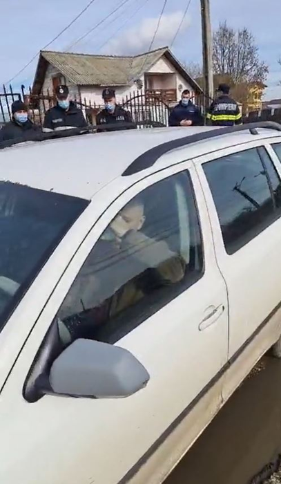 Scene de-a râsu’-plânsu’ în Târgoviște. Un șofer s-a închis 2 ore în mașină, după ce a fost tras pe dreapta de polițiști. Mascații au fost chemați să intervină| VIDEO