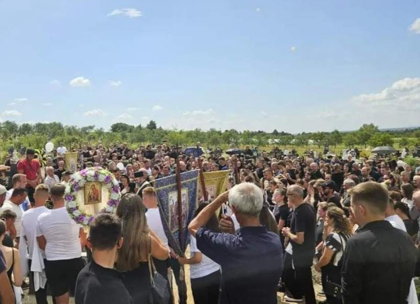 Imagini de la înmormântarea lui Cristian Molnar/ sursă foto: presasm.ro