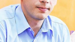 Europarlamentarul Rares Niculescu, dus cu zaharelul de sotie. A aflat de la judecatori ca baietelul nu e al lui !