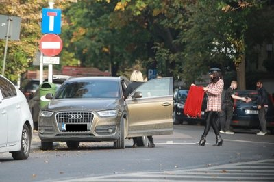 Gina împrumută bluzița de la prietena ei