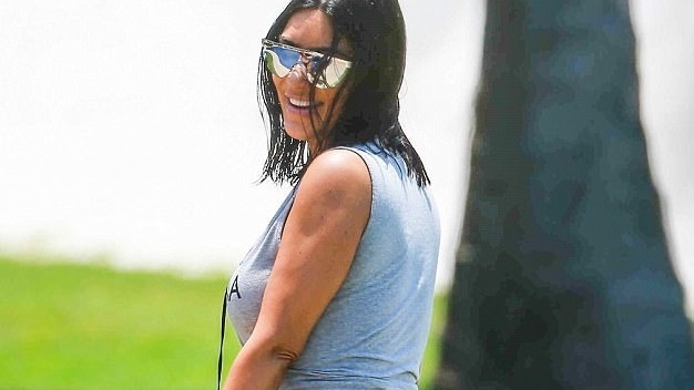 Kim Kardashian, surprinsă într-o pereche minusculă de bikini! Cum arată în realitate posteriorul brunetei