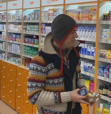 Călin Geambașu, la farmacie