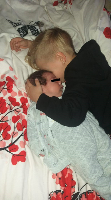 Imagini sfâşietoare cu cei doi copii ai femeii din Caracal care a murit la câteva ore după naştere „Unul strigă mami şi celălalt suspină după mirosul mamei”