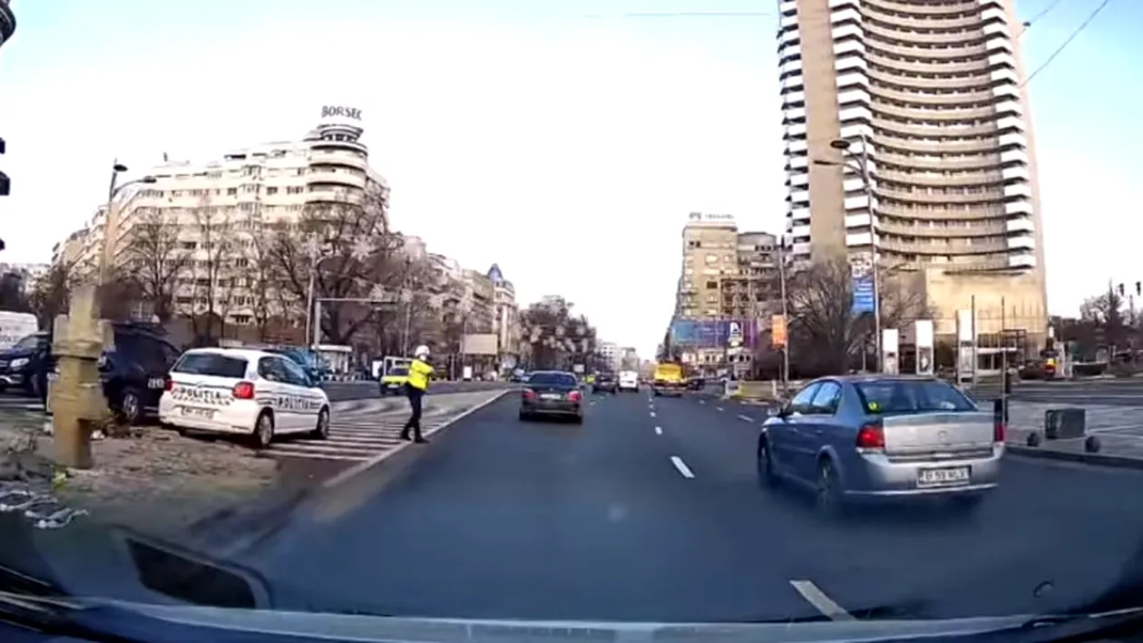 O filmare din trafic a devenit virală pe internet, după ce o polițistă a oprit în intersecție un șofer nevinovat