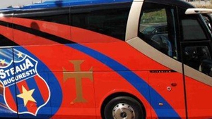 Autocarul Stelei, atacat de "caini”