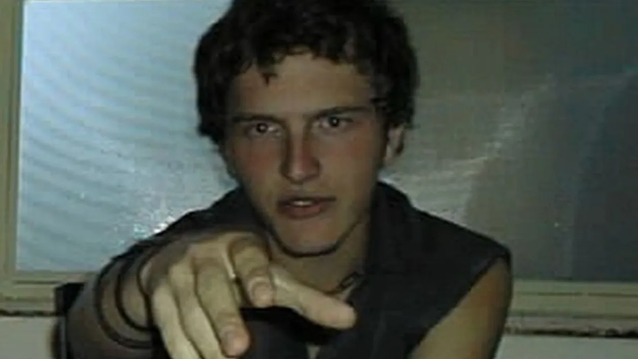 Cine este tânărul din imagine? Acum este unul dintre cei mai cunoscuți români