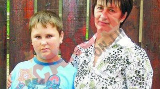 I-au pus in urechi picaturi pentru unghii!