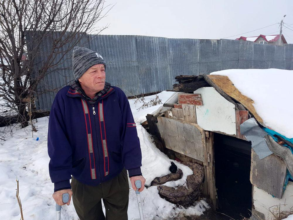 Un bărbat din Huși trăiește de 11 ani într-un bordei: ”Am rămas pe drumuri!”