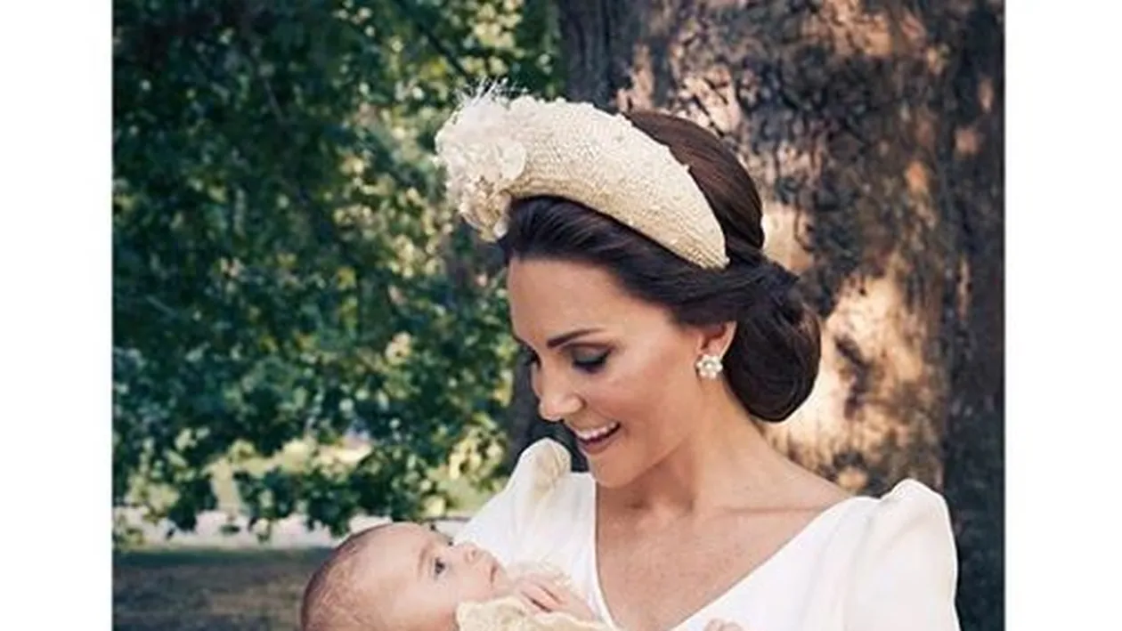 Primele imagini oficiale de la botezul Prințului Louis de Cambridge!