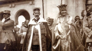 Iubirile regelui Ferdinand Întregitorul. I-a răspuns cu aceeași monedă infidelității soției sale, regina Maria. Relațiile suveranului cu două doamne și o țărancă plină de nuri