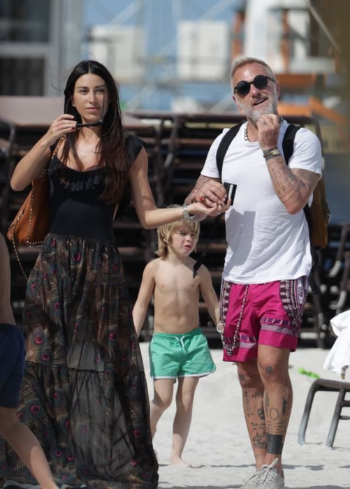 Aşa arată celebrul GIANLUCA şi iubita sa atunci când nu se filmează! Totul s-a întâmplat pe-o plajă din Miami