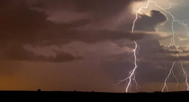 Furtună cu putere de tornadă anunţată de ANM! Celule superlectrice formate de norii Cumulonimbus pot face PRĂPĂD