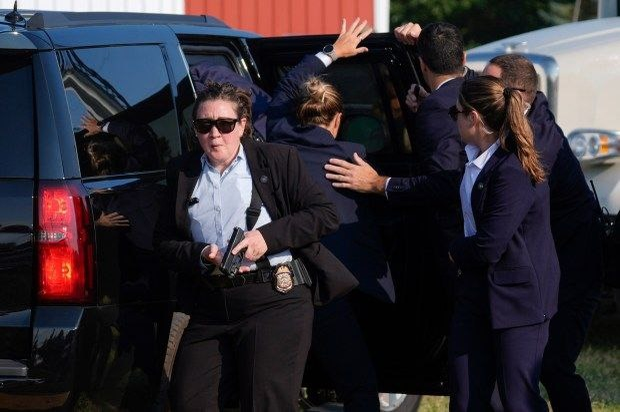 Donald Trump, fostul președinte al SUA, a fost împușcat, dar a scăpat cu viață. Detalii de ultimă oră despre tentativa de asasinat