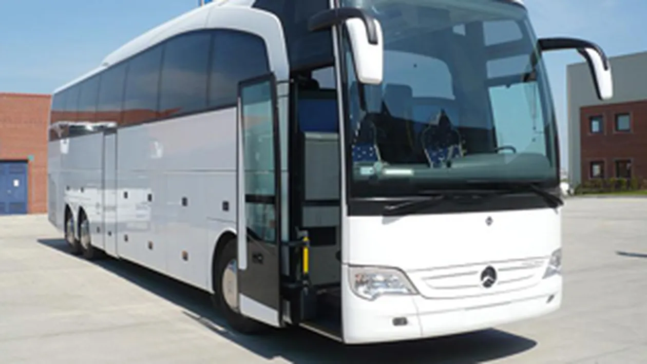 Un autocar cu peste 80 de persoane la bord a luat foc in Pasul Tihuta!