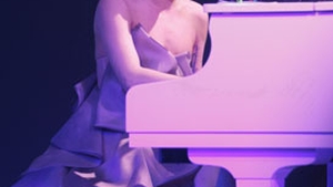 VIDEO Lady Gaga da jumatate de milion de dolari pe un pian