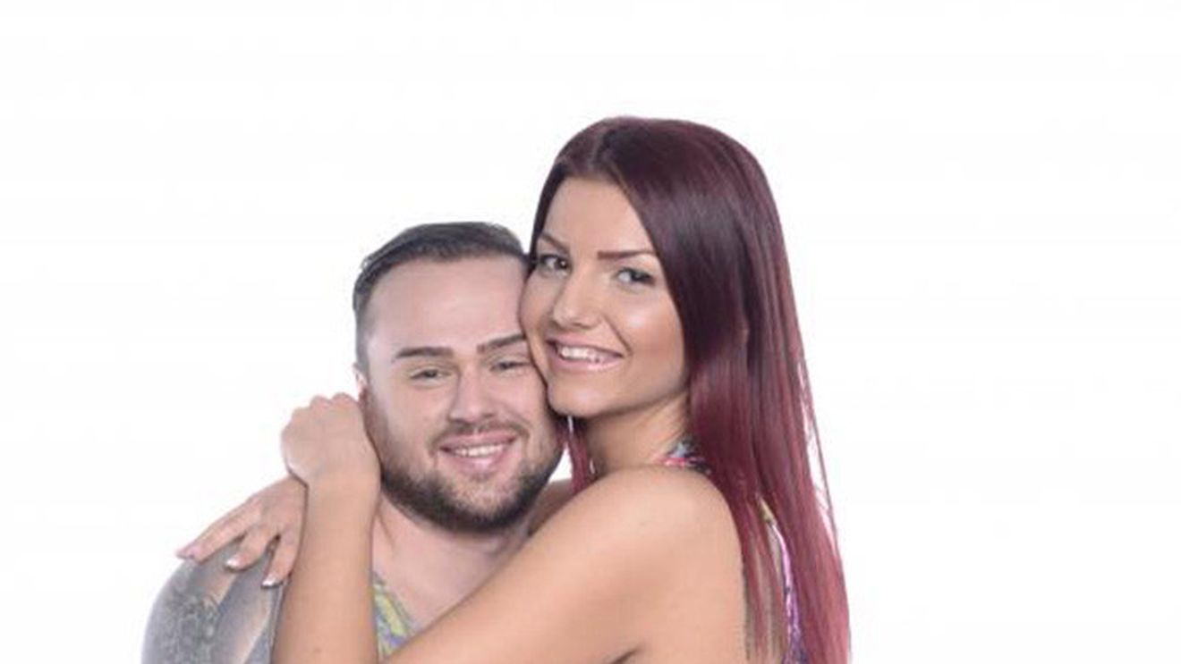 In emisiune e gelos pe toata lumea, cand e cu el o lasa sa faca topless! Cum isi schimba concurentii unui show tv comportamentul!