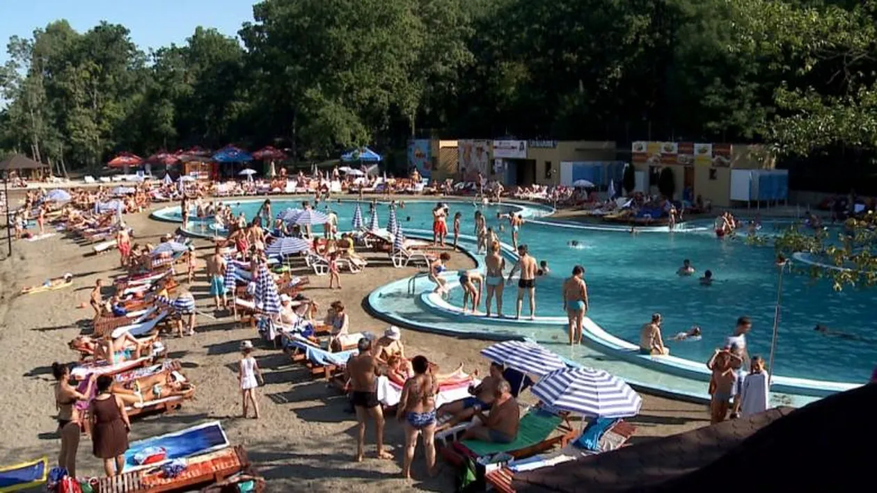 Specialiștii au făcut anunțul: se răspândește COVID-19 prin apă din piscine? Ce se întâmplă dacă stai la plajă acolo