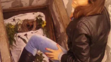 Absolut nebunesc! Fotografia care a facut tot Facebook-ul sa exclame: Doamne, ce cretina! - O pitipoanca din Vaslui s-a pozat cu un cadavru mumificat