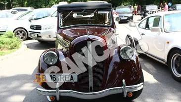 Peste douazeci de modele istorice de masini au facut parada astazi in centrul Capitalei!
