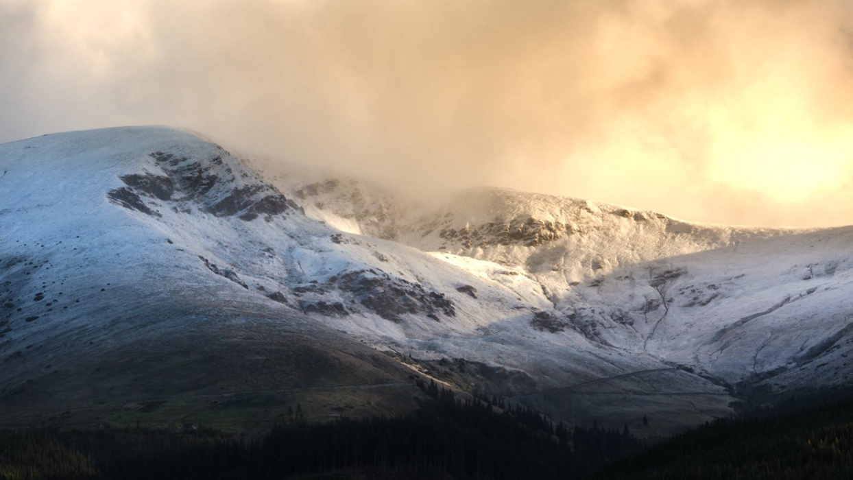 A căzut prima ninsoare pe Transalpina! Circulatia este…