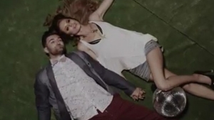 Dupa ce Laura Cosoi va vedea clipul asta, Smiley va fi "Dead man walking"! Vezi cum seduce o supergagica in noul lui videoclip si cum se tin de mana plin de subinteles! Bartos are si el un rol dement