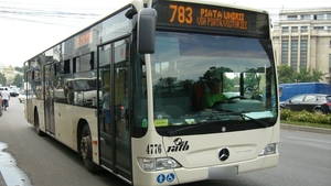 Un autobuz a fost lovit de o mașină, în centrul Capitalei! Traficul în zonă a fost restricționat