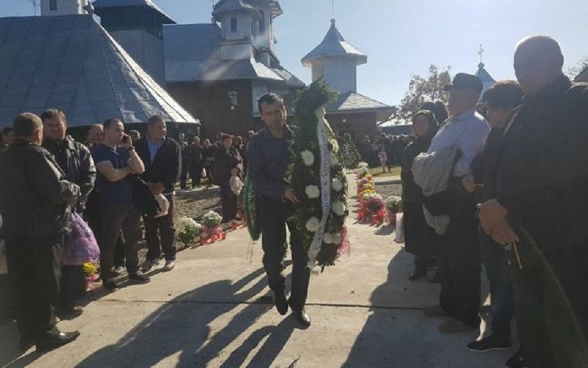 FOTO / Imaginile durerii! Ce s-a întâmplat la înmormântarea preotului care a murit alături de familia lui, în timp ce mergeau la Sf. Parascheva!