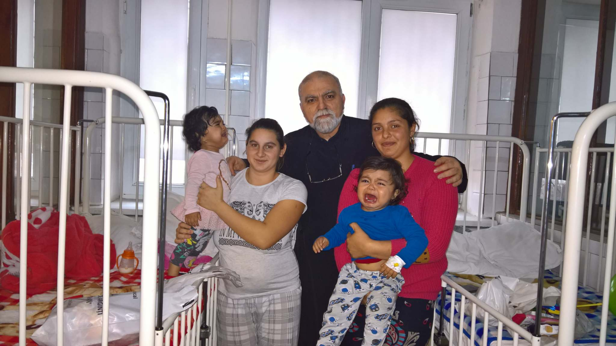 Preotul Doru Iagăru, alături de mame și copii, la Spitalul din Caracal