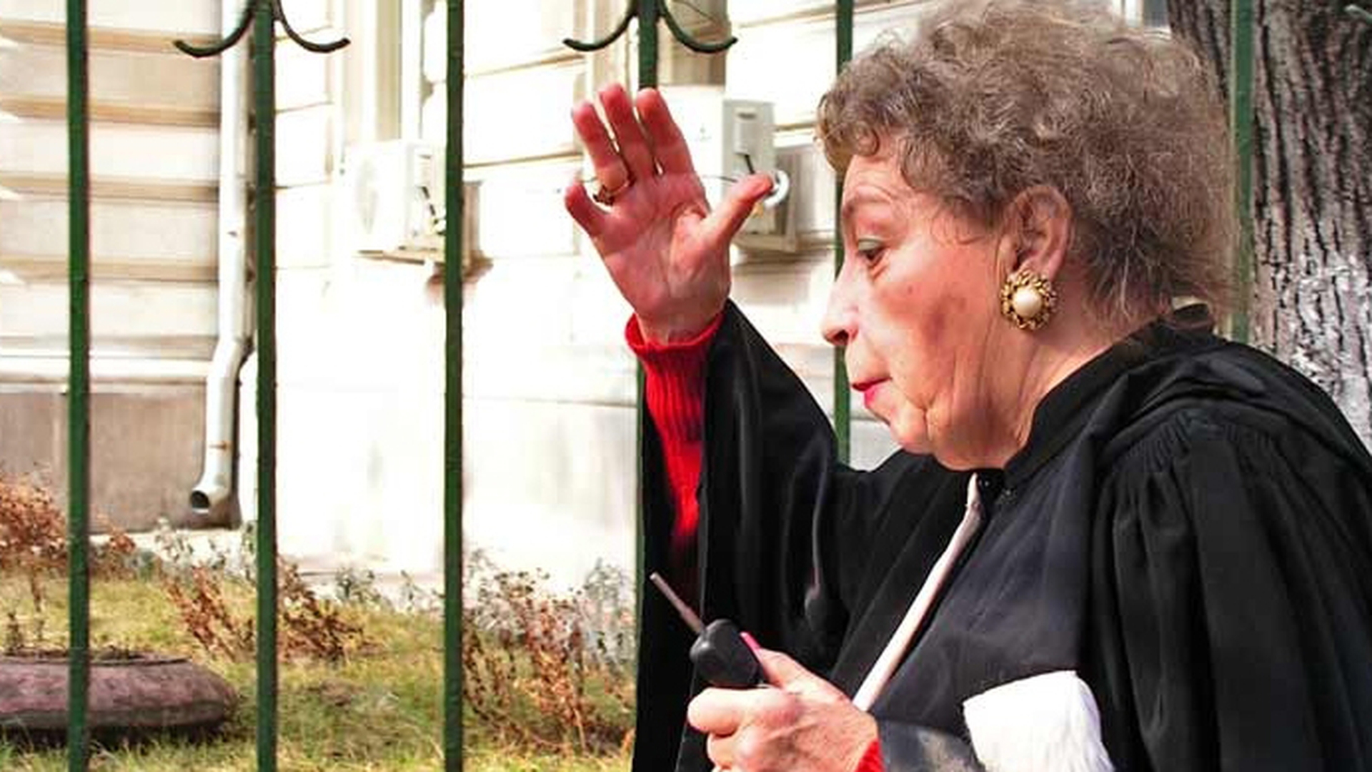Nu se mai poate ridica din pat! Paula Iacob acuza dureri groaznice, iar medicii nu au deloc vesti bune pentru celebra avocata