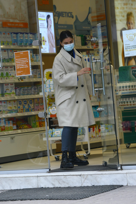 Alina Pușcaș, în timp ce ieșea din farmacie