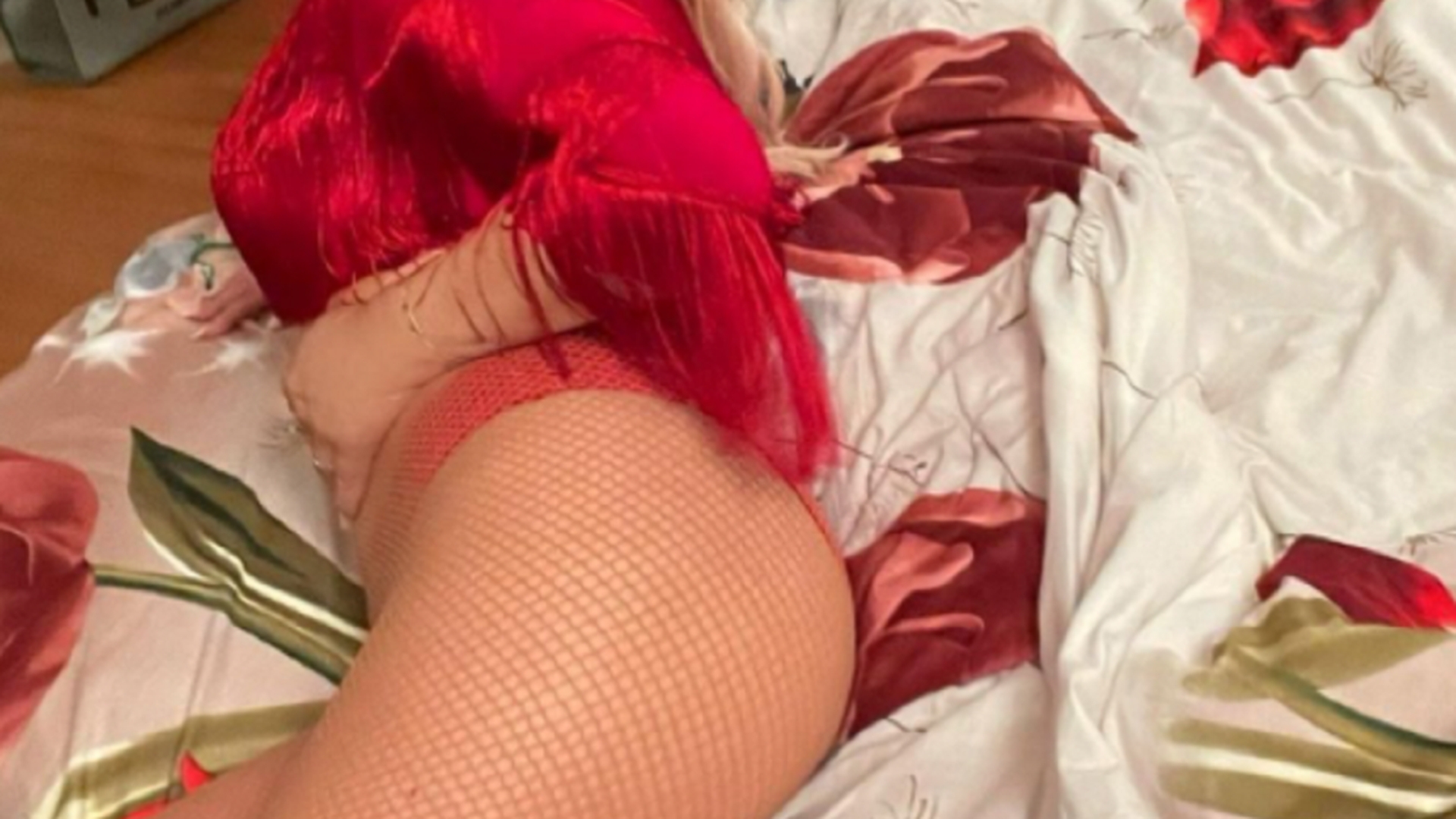 Loredana Groza, ședință foto în...pat. Internauții nu s-au putut abține: ”Te-ai tăiat ca maioneza”