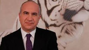 Milionarul are parte de ”protocol de grad 0” la locul de muncă Zici că-i şef de stat!
