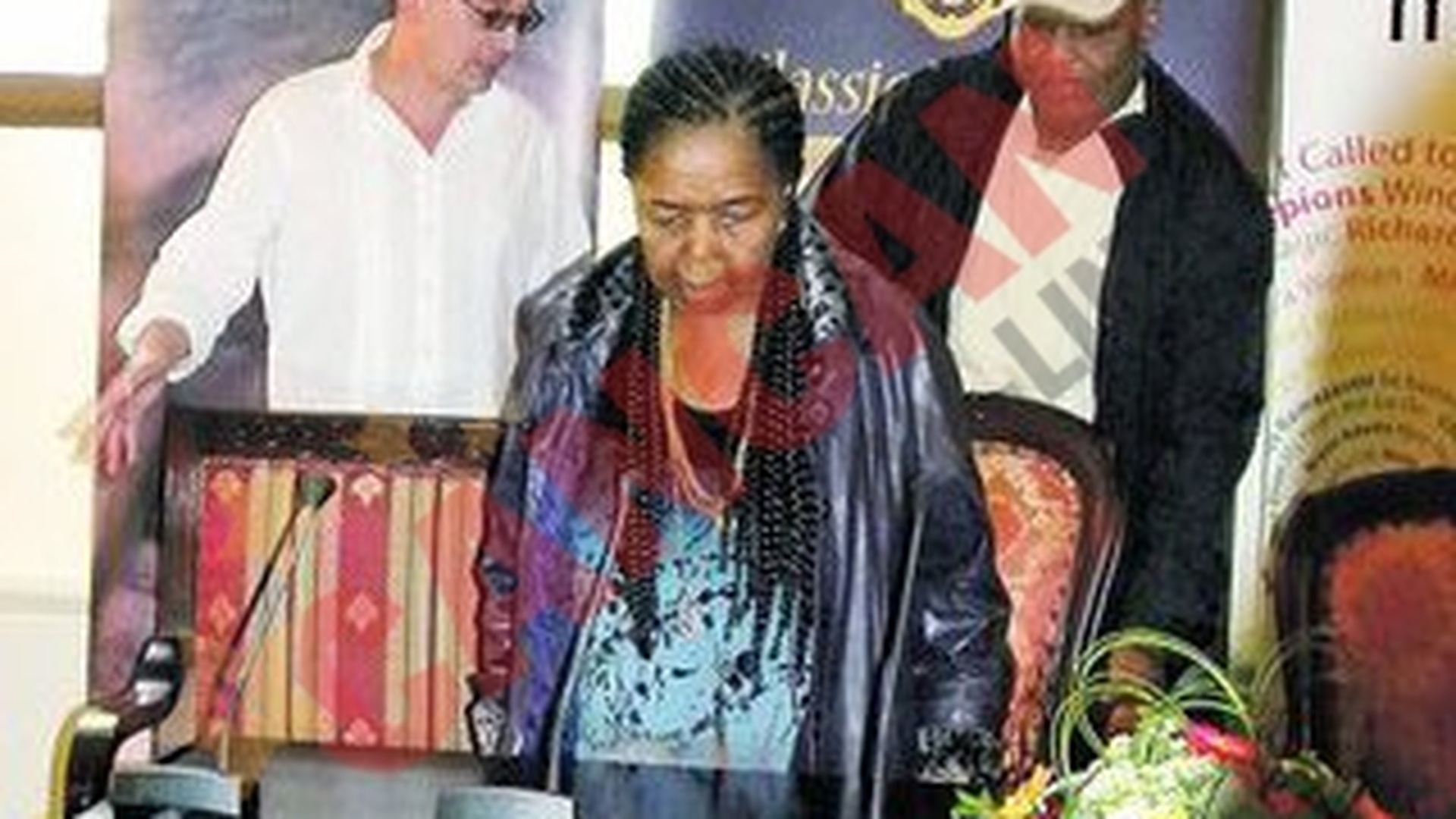 A cerut prosoape negre si trandafiri rosii