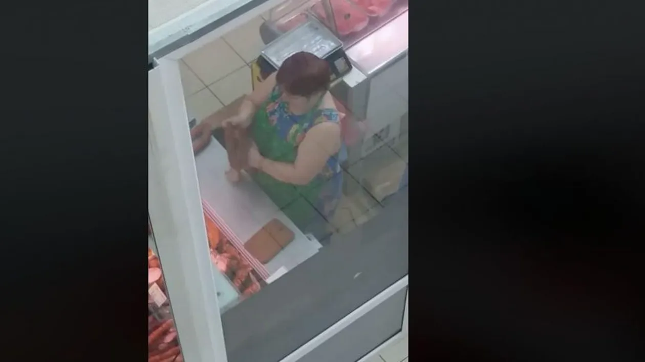 O angajată a unui supermarket din Cernăuți, filmată în timp ce ștergea mezelurile cu cârpa!