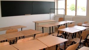 Elev bolnav din Iași, pus de învățătoare în genunchi cu mâinile ridicate, în fața clasei