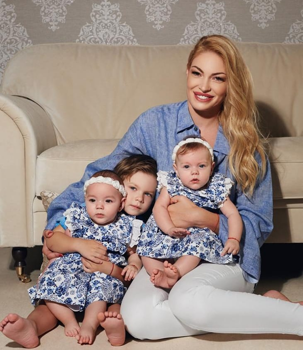 Valentina Pelinel și Cristi Borcea pregătesc botezul gemenelor. Indira și Rania vor împlini în curând 1 an