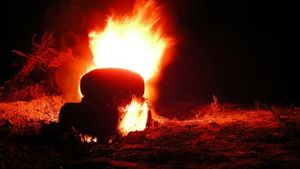 Romii din Bălteni, treziți de mascați! Incendiile de cauciucuri au pus pe jar Garda de Mediu și Poliția