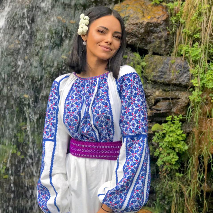 Cosmina Adam este noua asistentă de la Acces Direct! Cu ce s-a ocupat înainte să o înlocuiască pe Emily Burghelea care și-a dat demisia la TV