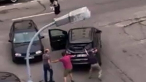 Scene șocante într-un cartier din Pitești. Cearta dintre doi vecini se putea încheia tragic